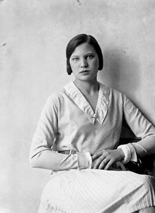 Porträt von Marion Wulz in einem Kleid von Anita Pittoni, ca. 1940
