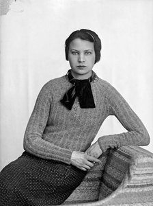 Porträt von Marion Wulz in einem Kleid von Anita Pittoni, ca. 1940