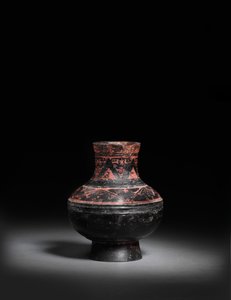 Kleiner rot bemalter schwarz lackierter Keramiktopf, Hu, 476-221 v. Chr.