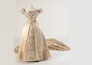 Cremefarbiges, seidenbesticktes Hofkleid und Zug von Wellborn Wellborn