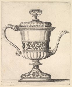 Krug mit Deckel, graviert mit Arabeskenmuster, der schmale Ausguss rechts endet in einer Schlange, 1625-77