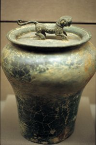 Weinvasen in Form eines Kruges, gekrönt von einem Tiger von Western Zhou Dynasty Chinese School