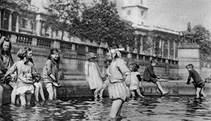 Kinder planschen in den Brunnen am Trafalgar Square, London, 1926-1927 von Whiffin