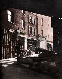 Obstkörbe gegen Häuser am Borough Market, London, 1926-1927 gestapelt