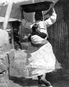 Eine koreanische Frau trägt ein Baby auf ihrem Rücken, 1936 von Wide World Photos