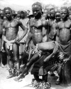 Ein Yafouba-Stammesangehöriger jongliert mit einem Mädchen, Elfenbeinküste, Westafrika, 1936 von Wide World Photos