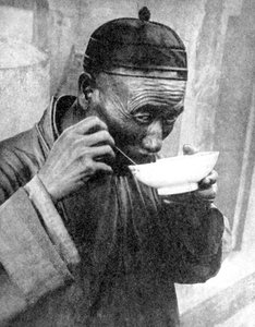 Ein Mann beim Essen, Mukden Shenyang, China, 1936 von Wide World Photos