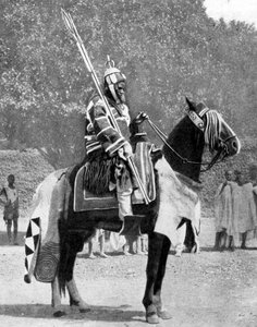 Königliche Leibwache in antiker Rüstung, Nordnigeria, 1936 von Wide World Photos
