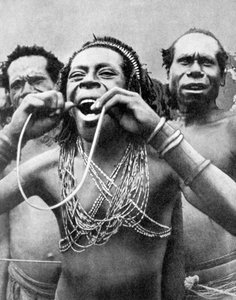 Schlucken von Stöcken in einem zeremoniellen Ritual, Neuguinea, 1936 von Wide World Photos