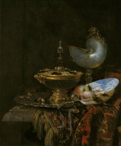 Prunkstillleben mit Holbein-Schale, Nautilus-Becher, Glaspokal und Obstschale von Willem Kalf