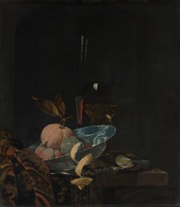 Stillleben mit Früchten, Glaswaren und einer Wanli-Schale von Willem Kalf