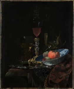 Weinglas und eine Schale mit Obst von Willem Kalf