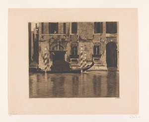 Angedockte Gondel mit Aufbau in einem Kanal in Venedig