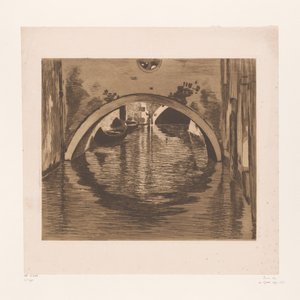 Blick unter eine Brücke mit zwei Ruderbooten