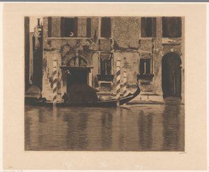 Gondel mit Aufbau im Canal Grande in Venedig