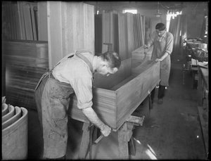 Anpassen der Seiten und des Bodens des Holzsarges, Oneida, New York, 3. April 1916 von William Davis Hassler