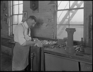 Schnitzer, der an Sargornamenten arbeitet, Oneida, New York, 3. April 1916