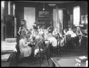 Kinder lesen im Lesesaal einer nicht identifizierten Filiale der Queens Borough Public Library, ca. 1910