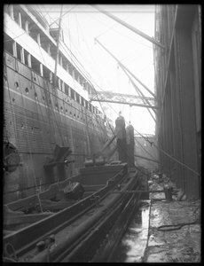 Dampfschiff mit tragbaren Eimerförderern beladen, 1912