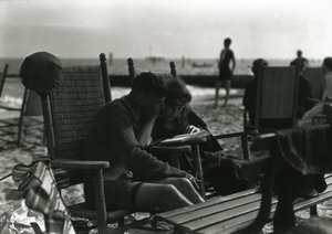 Paar liest am Strand, Coney Island, ca. 1910-21 von William Davis Hassler