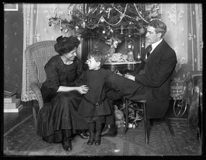 Dan Seymour und Familie in informeller Pose, sitzend unter einem Weihnachtsbaum, Weihnachten 1912