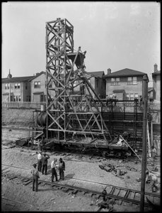 Aufbau eines Betonmischers in der 63rd Street 1910, Brooklyn, ca. 1914 von William Davis Hassler