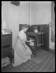 Ethel Gray Magaw Hassler nimmt Brot aus dem Ofen, ca. 1913