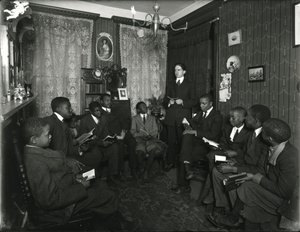 Evangelistenausschussstunde bei Mrs. Bostick, 72 West 99th Street, Mr. Rockwood unterrichtet eine Gruppe junger afroamerikanischer Männer und Jungen von William Davis Hassler