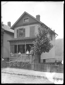 Vier Kinder posieren auf der Veranda eines Hauses an einem Fluss oder See, Inwood, New York, ca. 1910