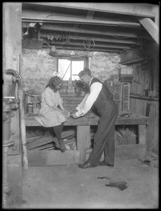 Frank P. Hassler und Mary Hassler im Keller, Glen Ellyn, ca. 1912