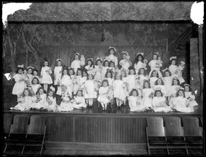 Gruppe kleiner Mädchen auf einer kleinen Bühne mit Puppen, wahrscheinlich das römisch-katholische Waisenhaus, Kingsbridge, Bronx, ca. 1911