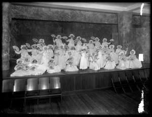Gruppe kleiner Mädchen auf einer kleinen Bühne mit Fächern, wahrscheinlich das römisch-katholische Waisenhaus, Kingsbridge, Bronx, ca. 1911 von William Davis Hassler