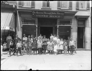 Gruppenporträt von Kindern vor der Steinway-Filiale der Queens Borough Public Library, ca. 1910