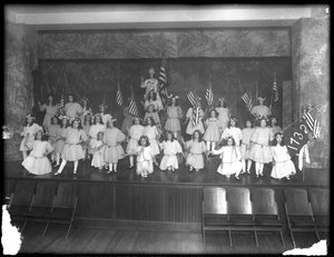 Gruppenporträt von kleinen Mädchen während einer Aufführung, wahrscheinlich das römisch-katholische Waisenhaus, Kingsbridge, Bronx von William Davis Hassler