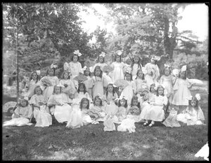 Gruppenporträt von nicht identifizierten kleinen Mädchen, wahrscheinlich das römisch-katholische Waisenhaus, Kingsbridge, Bronx, um 1910 von William Davis Hassler