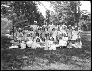 Gruppenporträt von nicht identifizierten kleinen Mädchen, wahrscheinlich das römisch-katholische Waisenhaus, Kingsbridge, Bronx, ca. 1910 von William Davis Hassler