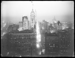 Hochwinkelige neblige Nachtansicht von Lower Manhattan nach Norden, mit dem Singer Building, Woolworth Building und Municipal Building sichtbar, um 1913