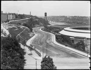 Blick von oben auf den Harlem River Drive vorbei an den Polo Grounds, New York City, ca. 1914 von William Davis Hassler