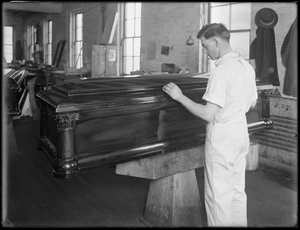 Inspektion eines Sarges, Oneida, New York, 3. April 1916 von William Davis Hassler