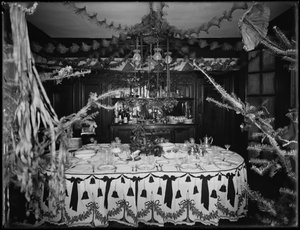 Innenraum der Residenz von Mr. und Mrs. William Mill Butler, dekoriert für Weihnachten, 4. Januar 1917 von William Davis Hassler