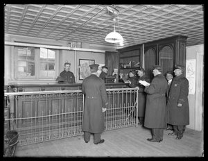 Innenansicht einer nicht identifizierten Polizeistation, zeigt Beamte und Empfangstresen, ca. 1913-14 von William Davis Hassler