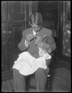 James H. Hassler füttert ein Kaninchen, ca. 1912 von William Davis Hassler