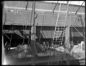 Beladen eines Dampfschiffs vom Oberdeck, Chelsea Piers, New York, 1912