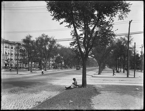 Mann mit Strohhut und Lunchpaket, Eastern Parkway an der Nostrand Avenue, Brooklyn, 31. August 1914 von William Davis Hassler