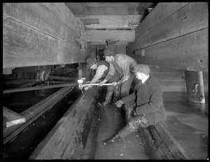 Männer arbeiten im Abwasserkanal der W. 129th Street, New York, ca. 1911 von William Davis Hassler