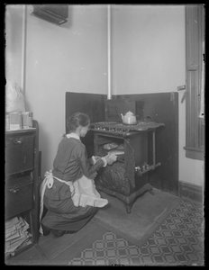 Miss Bates holt Brot aus dem Ofen, ca. 1913