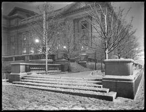 Nachtansicht der nordöstlichen Ecke der Stufen vor der Hauptfiliale der New York Public Library im Schnee, 42nd Street und Fifth Avenue, New York City, 6. März 1915