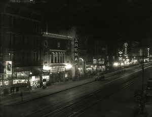 Nachtansicht auf der Südseite der 23rd Street zwischen Sixth und Seventh Avenues
