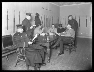 Offiziere entspannen sich in einer nicht identifizierten Polizeistation, ca. 1913-14