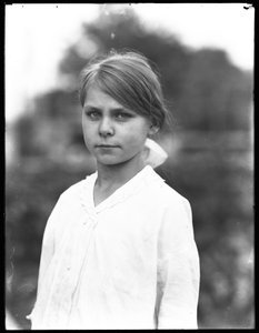 Draußen Porträtaufnahme eines unbekannten kleinen Mädchens in einem weißen Kleid, Juli 1915 von William Davis Hassler